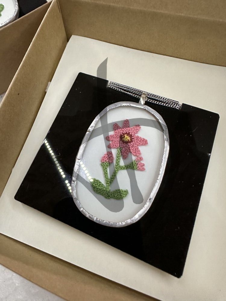 Maßgefertigte Produkte - Kunstobjekte – Geschenkideen - Ciondoli vetro e puncetto - Ciondoli in vetro con fiore inserto in puncetto valsesiano fatto a mano - 3 - 6