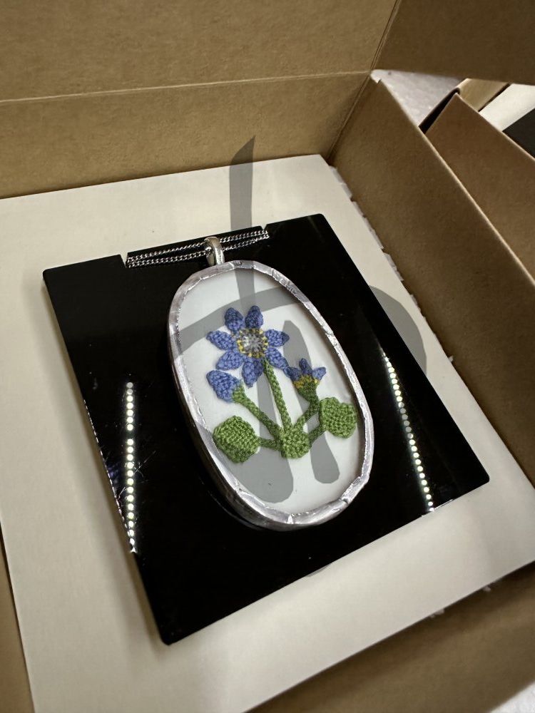 Maßgefertigte Produkte - Kunstobjekte – Geschenkideen - Ciondoli vetro e puncetto - Ciondoli in vetro con fiore inserto in puncetto valsesiano fatto a mano - 3 - 8